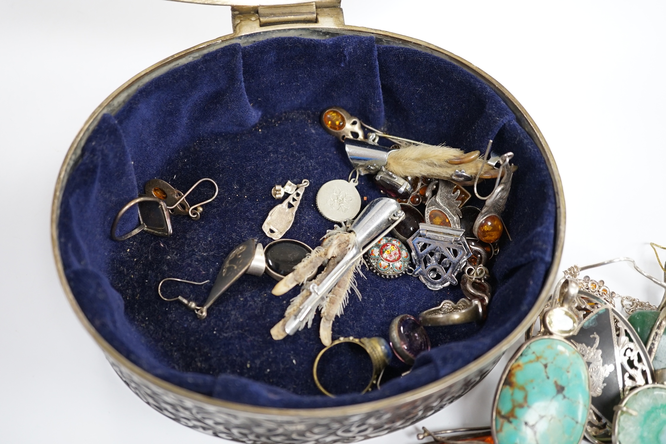 A quantity of assorted jewellery including Israeli 925 brooch, sterling agate pendant and large amber set pendant.
